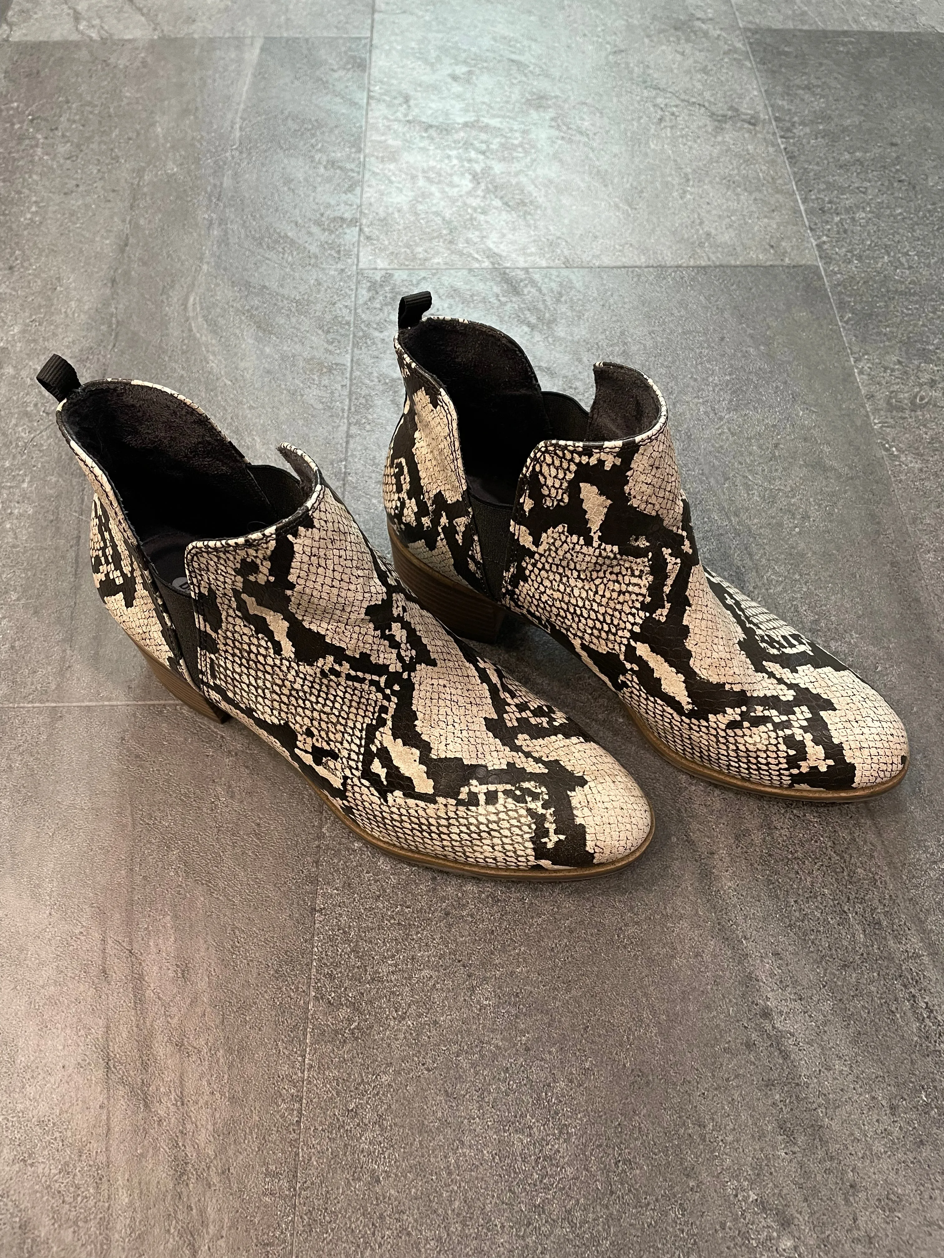 Dr Scholl's Snakeskin Booties (9M)