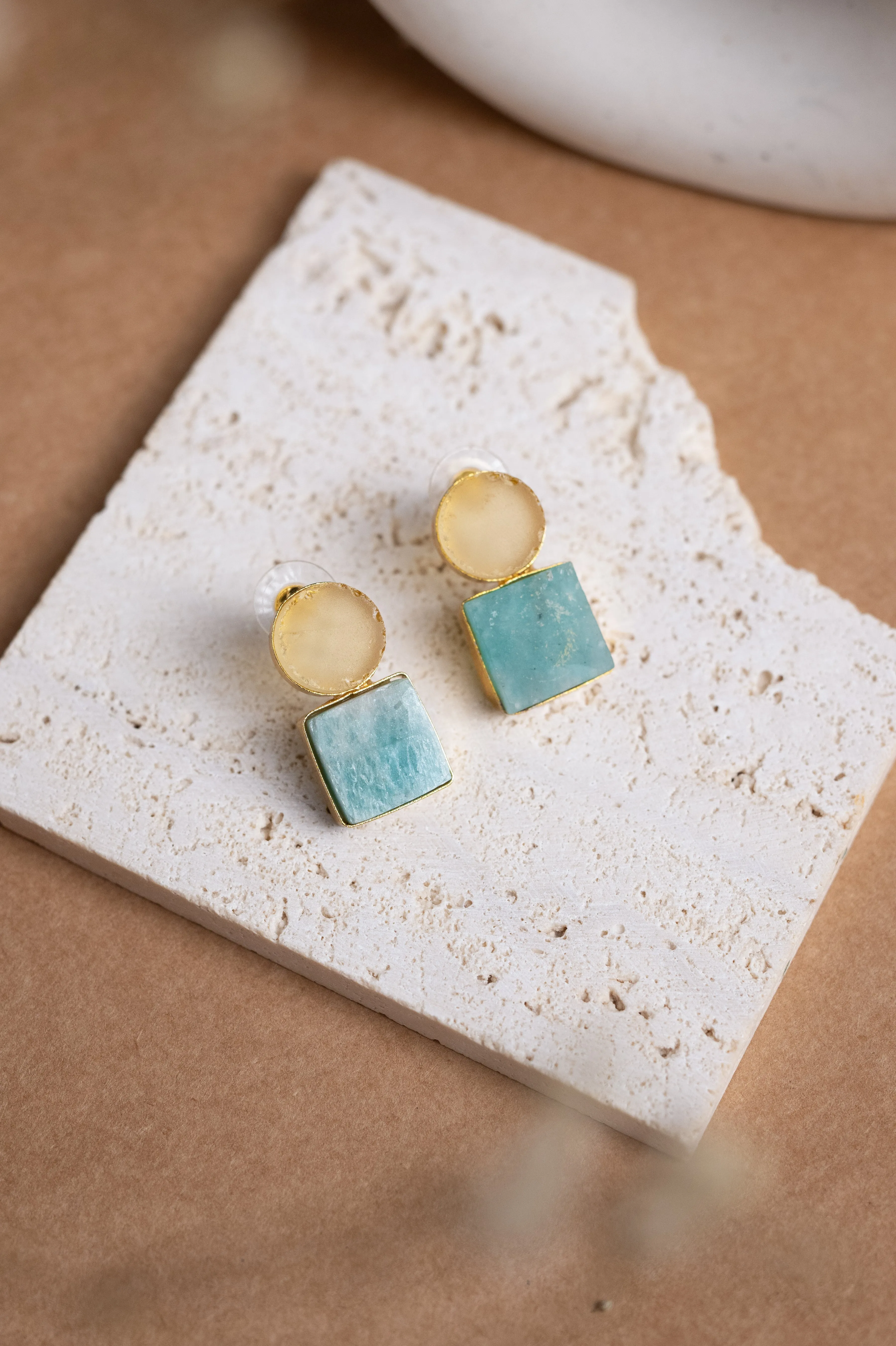 Timeless Crystal and Essential Jewel Hamper (10 Pieces) - 4 Raw Crystals & 6 Essential Jewels